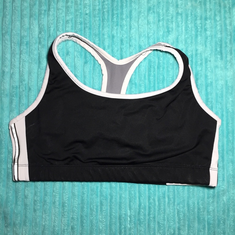 Black & white sports bra 🖤✨